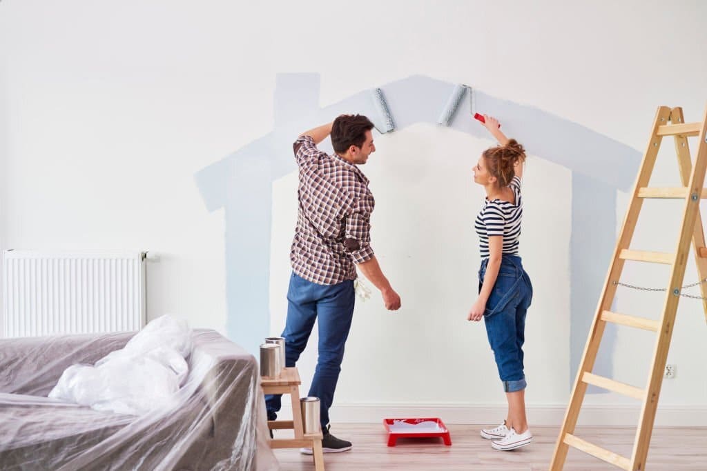 Quand le jeune couple décide de peindre le mur de leur appartement